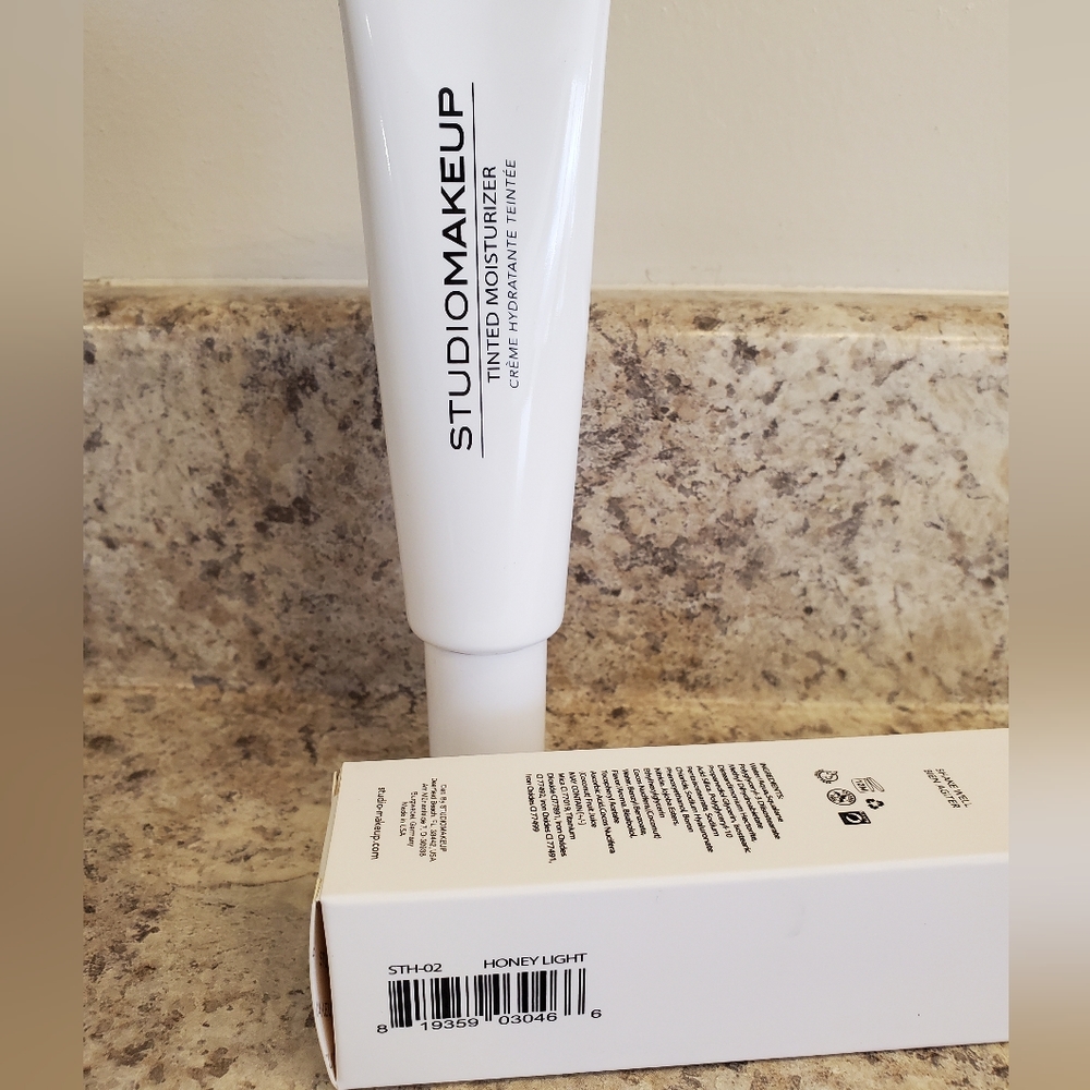 Studio Makeup Tinted Moisturizer BB Cream NIB Honey Light